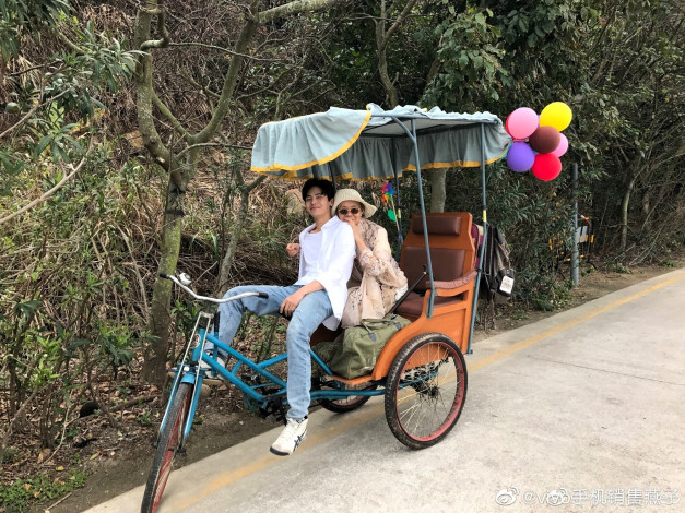 Обои картинки фото мужчины, hou ming hao, актер, бабушка, велорикша
