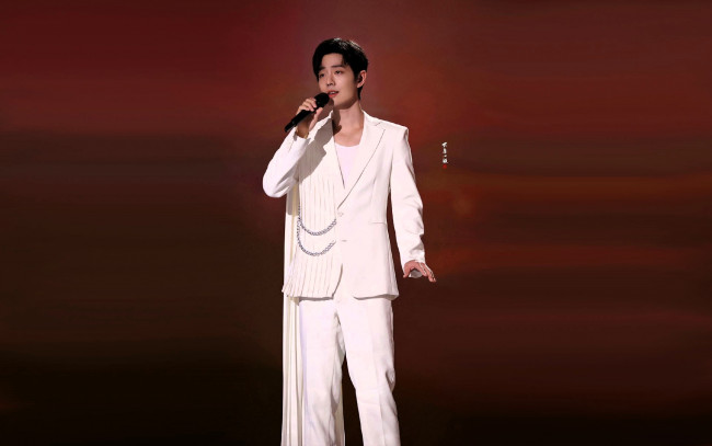 Обои картинки фото мужчины, xiao zhan, актер, костюм, шлейф, микрофон, сцена