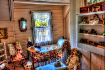 Картинка интерьер детская комната игрушки куклы кровать окно