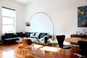 Картинка интерьер гостиная стулья диван лампа минимализм