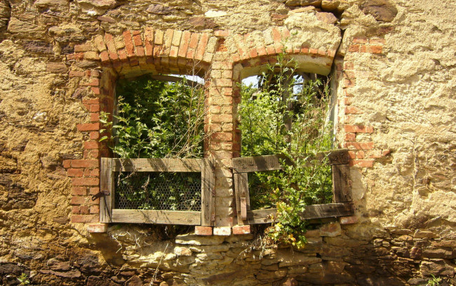Обои картинки фото разное, развалины, руины, металлолом, окна, стена