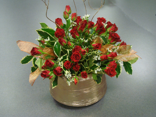 Обои картинки фото цветы, розы, красный, ваза, лента