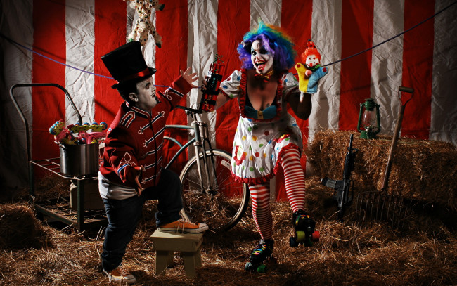 Обои картинки фото разное, маски, карнавальные, костюмы, цирк, велосипед, клоунесса, динамит, автомат, вилы, лампа, сено, ролики