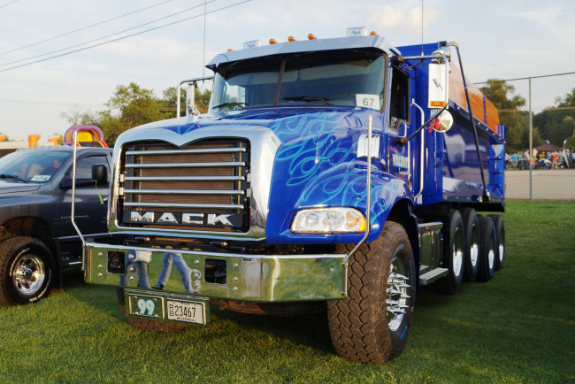 Обои картинки фото 2013 mack truck granite series, автомобили, mack, сша, inc, trucks, тяжелые, грузовики
