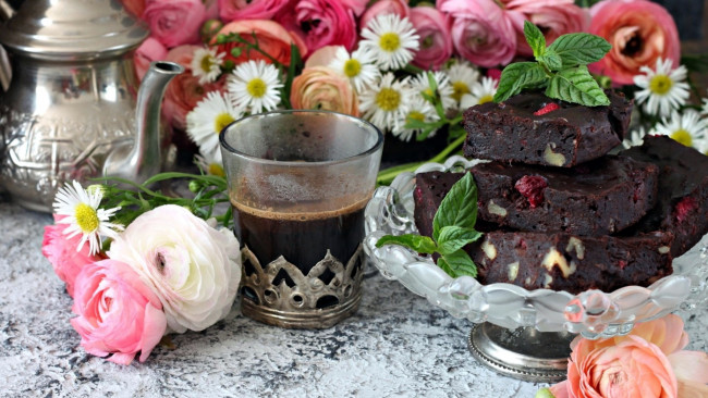 Обои картинки фото еда, пирожные,  кексы,  печенье, лакомство, мята, кофе, цветы