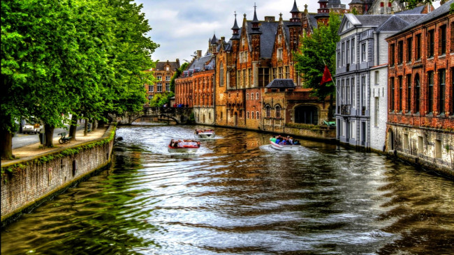 Обои картинки фото города, брюгге , бельгия, канал, моторные, лодки, мост