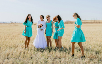 Картинка девушки -unsort+ группа+девушек цветы букет поле невеста подружки