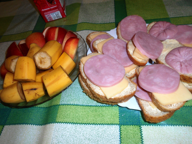 Обои картинки фото еда, бутерброды,  гамбургеры,  канапе, бананы, яблоки, хлеб, колбаса, сыр