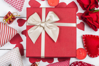 Картинка праздничные подарки+и+коробочки коробка сердечки розы