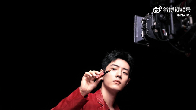 Обои картинки фото мужчины, xiao zhan, актер, лицо, пиджак, помада, камера
