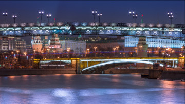 Картинка города москва+ россия патриарший мoст большой каменный мост москва дома нoчь огни крeмль