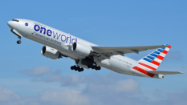 Обои картинки фото airliner boeing 777 of american airlines, авиация, пассажирские самолёты, самолет, полет, небо, облака