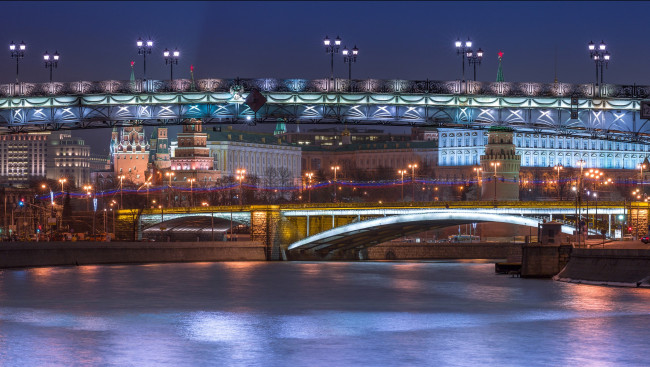 Обои картинки фото города, москва , россия, патриарший, мoст, большой, каменный, мост, москва, дома, нoчь, огни, крeмль