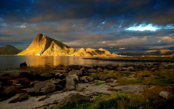 Картинка природа побережье золотая гора в лучах заката