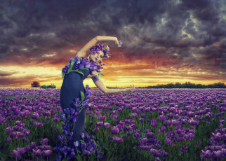 Картинка девушки -unsort+ креатив цветы поле облака тюльпаны