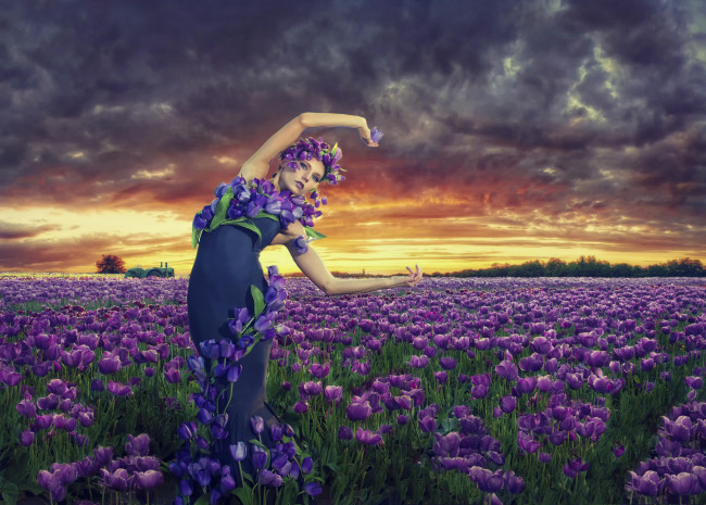 Обои картинки фото девушки, -unsort , креатив, цветы, поле, облака, тюльпаны