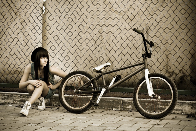 Обои картинки фото девушка с велосипедом, техника, велосипеды, забор, велик, девушка, сетка
