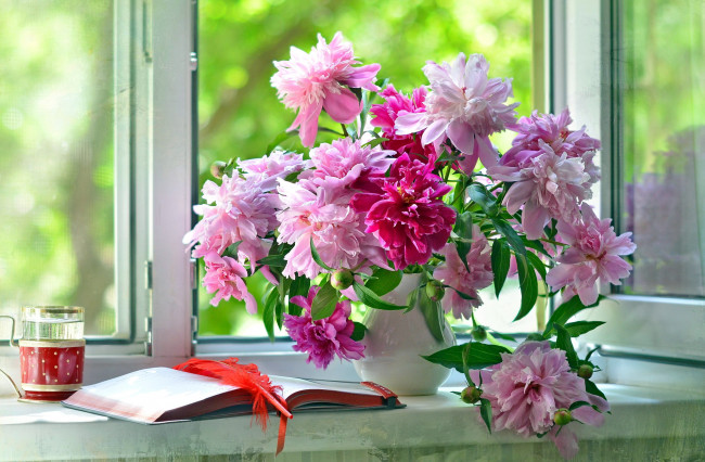 Обои картинки фото цветы, пионы, букет, перо, тетрадь