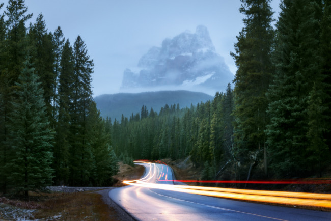 Обои картинки фото природа, дороги, огни, горы, выдержка, туман, свет, лес, дорога