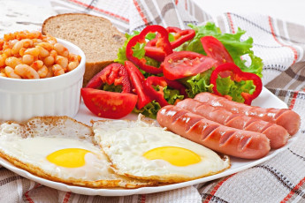 Картинка еда Яичные+блюда колбаски глазунья яичница фасоль томаты помидоры