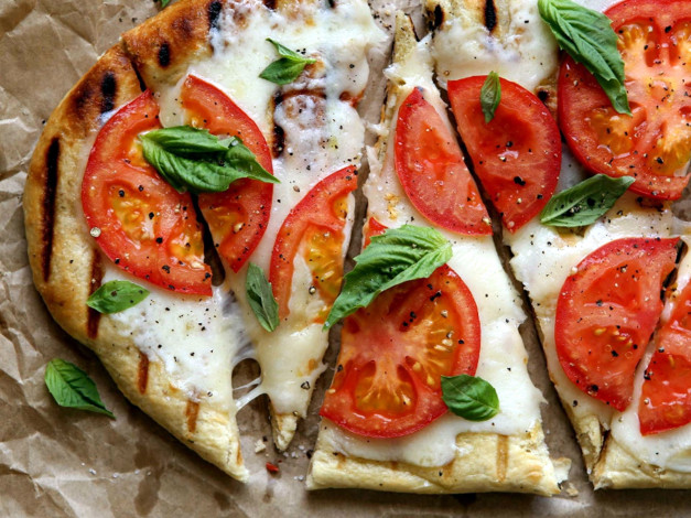 Обои картинки фото еда, пицца, сыр, базилик, помидоры, томаты