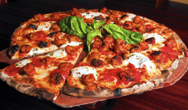 Обои картинки фото еда, пицца, помидоры, сыр, базилик
