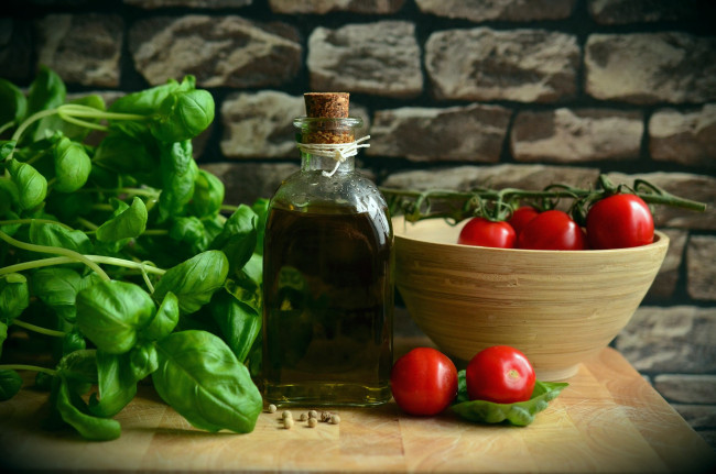 Обои картинки фото еда, томаты, помидоры, оливковое, масло, натюрморт