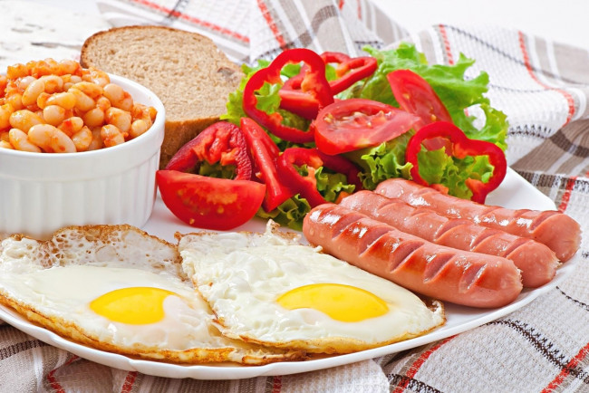 Обои картинки фото еда, Яичные блюда, колбаски, глазунья, яичница, фасоль, томаты, помидоры