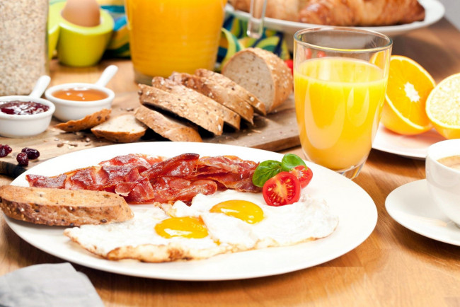 Обои картинки фото еда, Яичные блюда, завтрак, глазунья, яичница, сок, бекон, томаты, помидоры