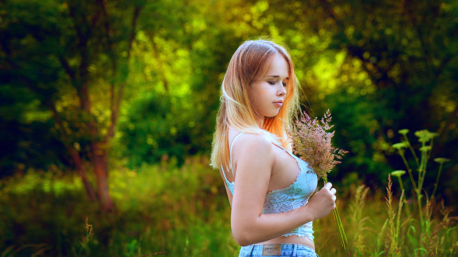 Обои картинки фото девушки, -unsort , рыжеволосые и другие, цветы, маечка, лес