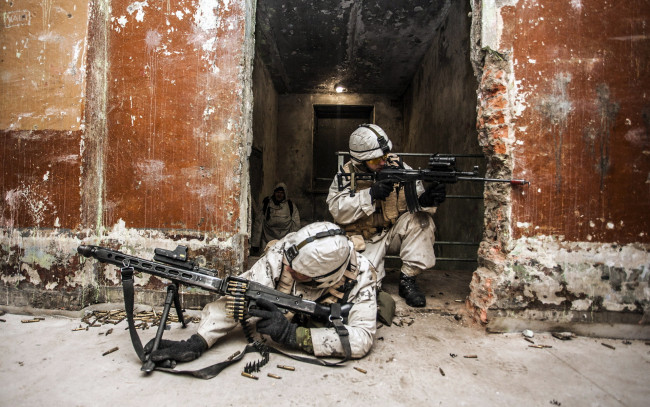 Обои картинки фото оружие, армия, спецназ, здание, стены, солдаты
