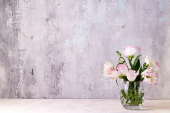Картинка цветы эустома ваза букет