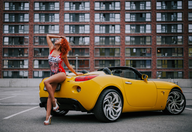 Обои картинки фото автомобили, -авто с девушками, pontiac, solstice