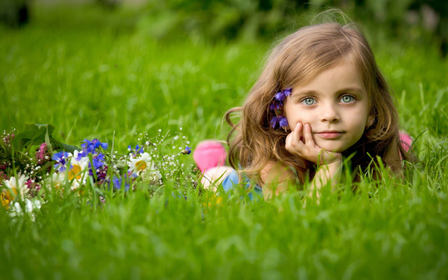 Обои картинки фото разное, люди, девочка, цветы, лужайка