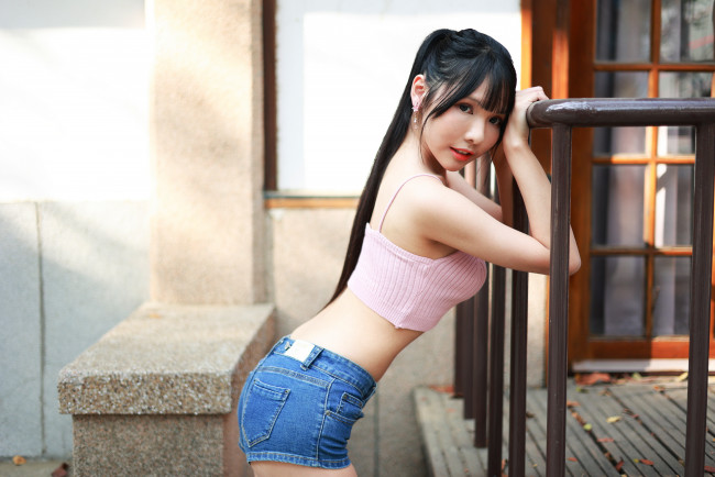 Обои картинки фото девушки, - азиатки, брюнетка, топ, шорты, ограда, vicky