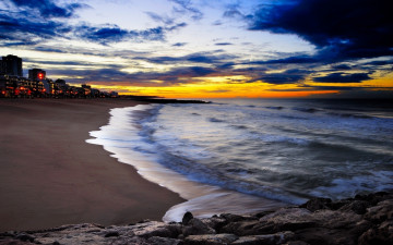 Картинка природа восходы закаты берег море песок камни облака дома
