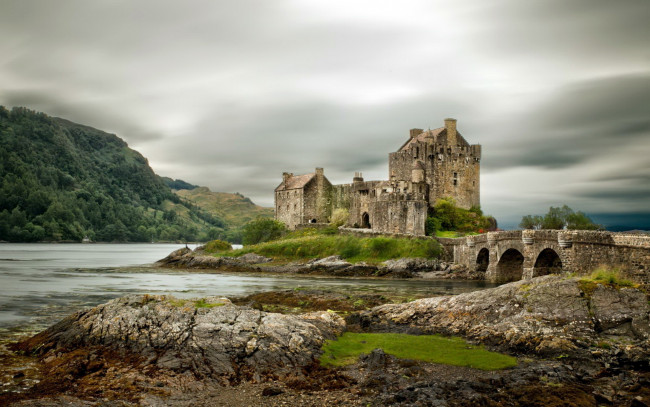 Обои картинки фото города, замок, эйлиан, донан, шотландия, вода, горы, камни