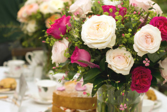Картинка цветы букеты композиции розы стол сервировка