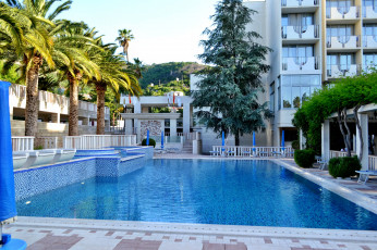 Картинка отель медитеран интерьер бассейны открытые площадки Черногория бассейн шесзлонги пальмы