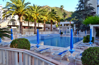 Картинка отель медитеран интерьер бассейны открытые площадки бассейн шесзлонги пальмы Черногория