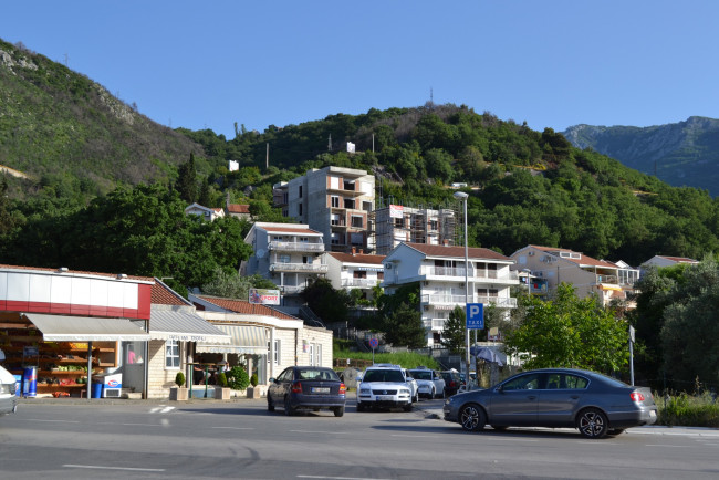 Обои картинки фото Черногория, бечичи, города, улицы, площади, набережные, здания, отели, лес, горы