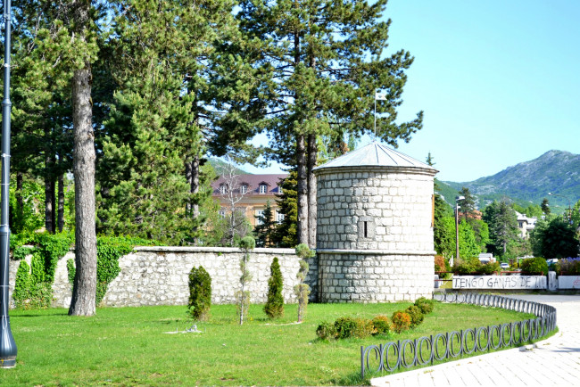 Обои картинки фото Черногория, цетине, города, дворцы, замки, крепости, деревья, крепость, парк