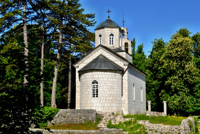 Обои картинки фото Черногория, цетине, города, православные, церкви, монастыри, горы, парк, церковь
