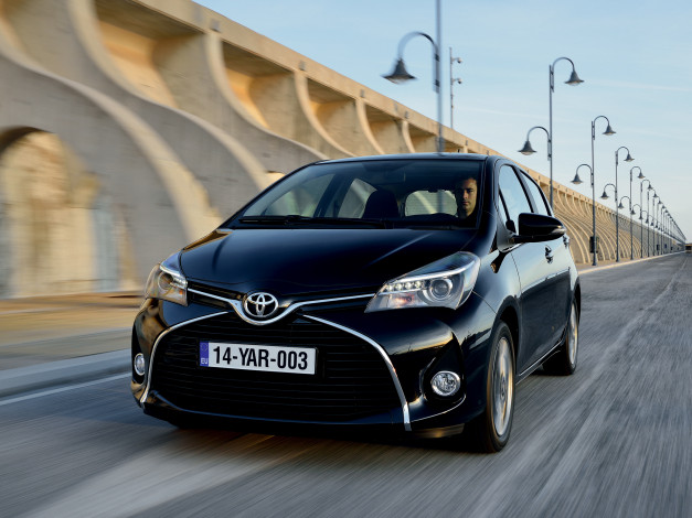 Обои картинки фото автомобили, toyota, yaris, 5-door, темный