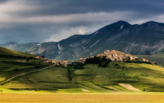 Обои картинки фото города, - пейзажи, город, трава, горы, италия, norcia