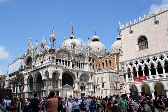 Обои картинки фото города, венеция , италия, собор, туристы