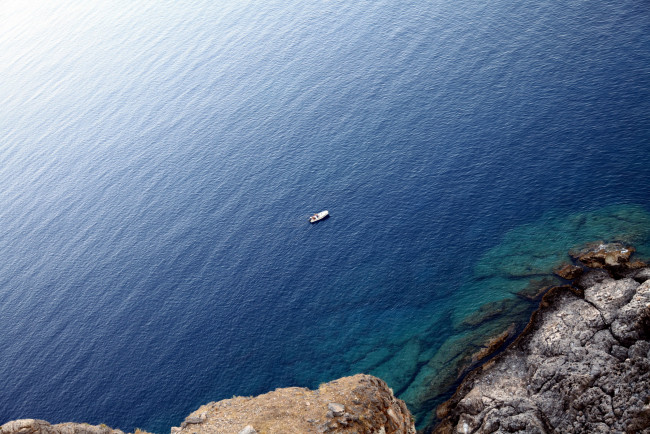 Обои картинки фото природа, побережье, море, камни, лодка