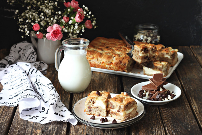 Обои картинки фото еда, пироги, выпечка, пирог, молоко, цветы