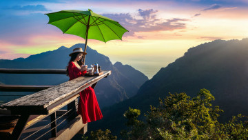 Картинка девушки -+азиатки горы азиатка шляпа зонтик алое платье