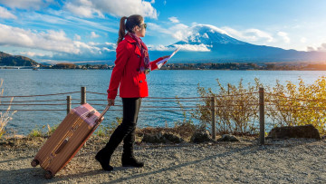 Картинка девушки -+азиатки горы озеро азиатка чемодан туристка